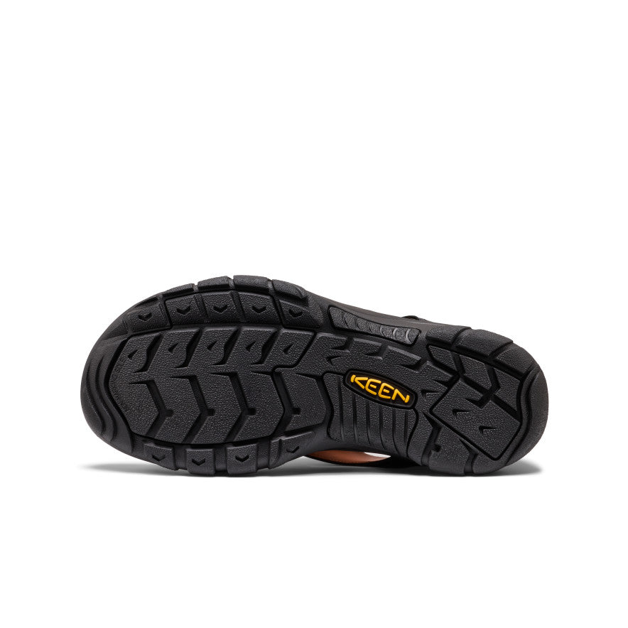 Back side of men’s newport oxford nocturnal black with black rubber sole and deep tread featuring yellow keen logo