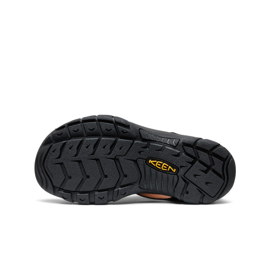 Back view of womens newport oxford nocturnal black rubber sole with deep tread and yellow keen logo on heel